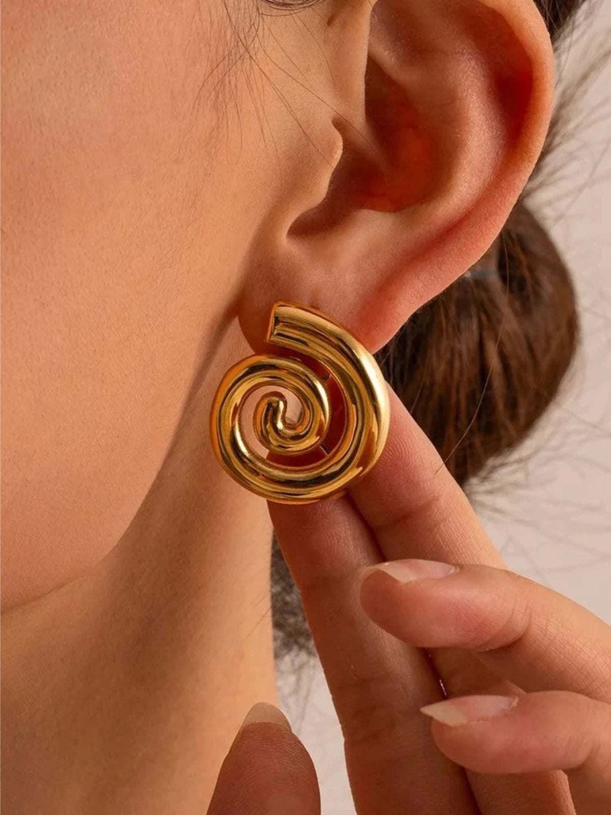 Dua Earring – On Ear Styled Shot-Gold spiral earring worn by a person