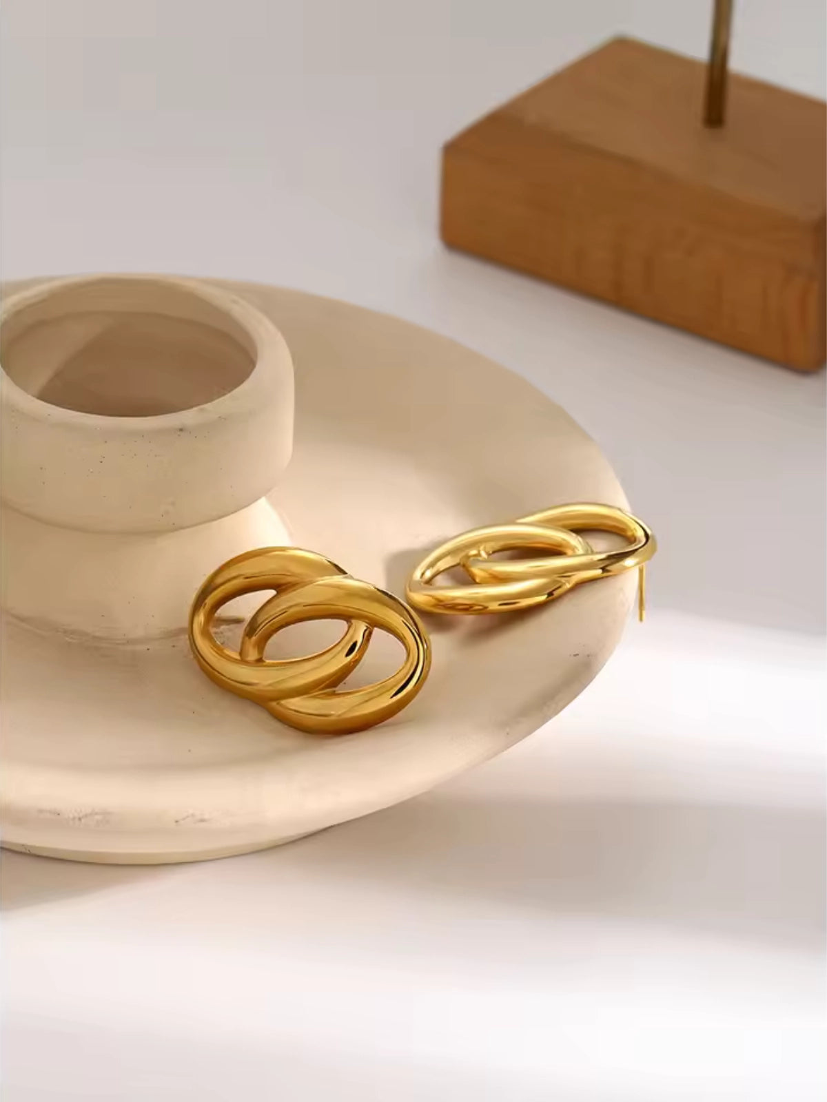 Close‑up of Gomez Earring by Shine With Me showing gold‑plated finish, stainless steel base and fine craftsmanship (10 g)