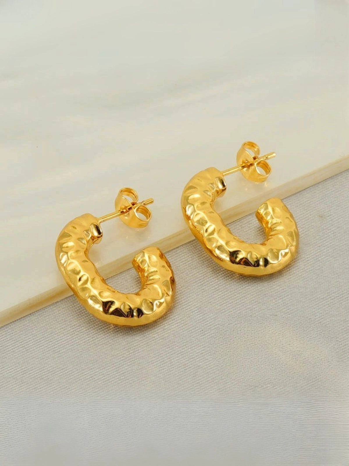 Julia Earring side profile — 18K gold‑plated stainless steel earring by Shine With Me, 20 mm diameter, 9.4 g weight.