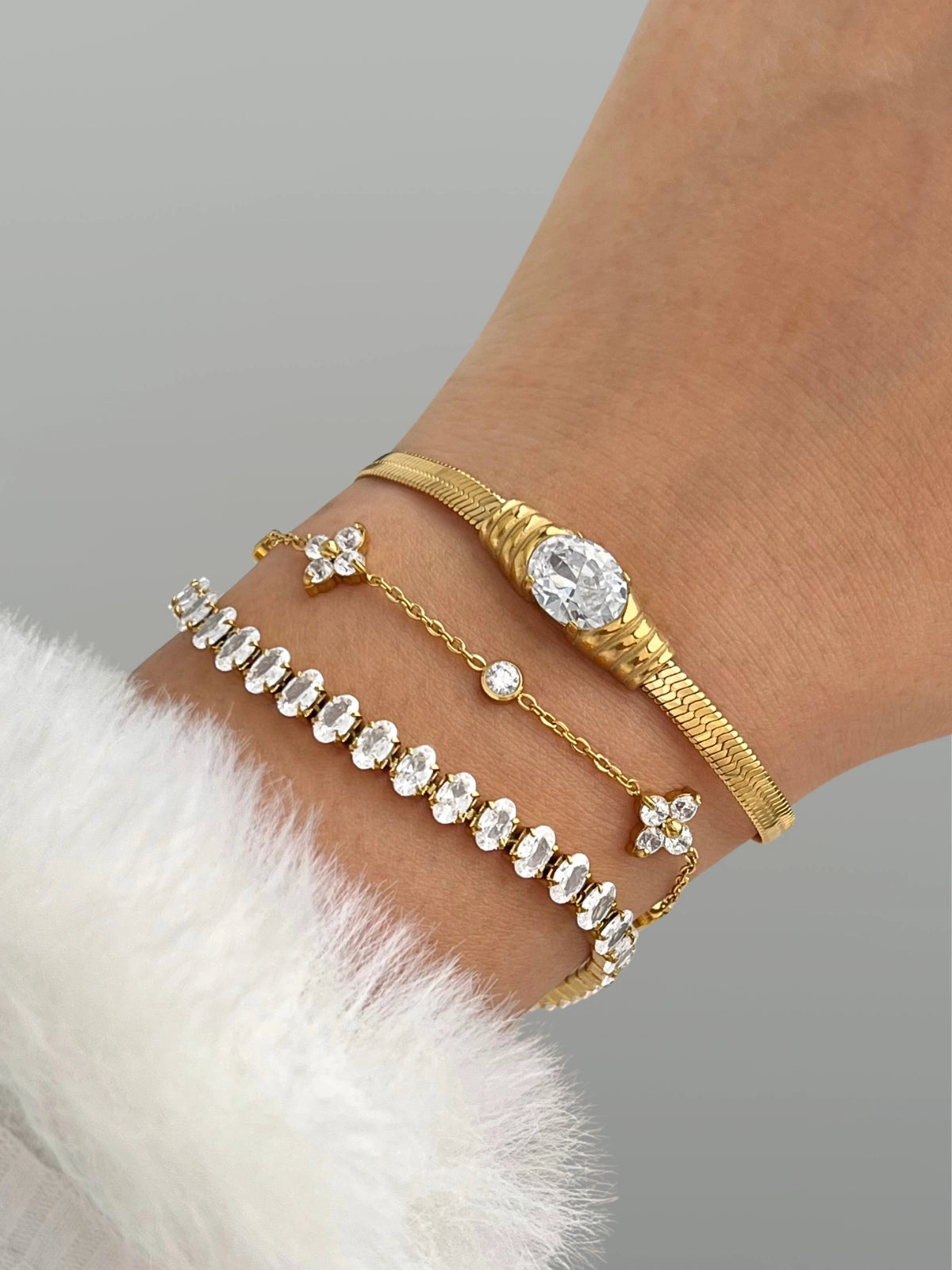 Sydney CHAIN & BRACELET worn on wrist — gold-plated stainless steel bracelet by Shine With Me, elegant sizing 15.5 cm + 6 cm and subtle shimmer