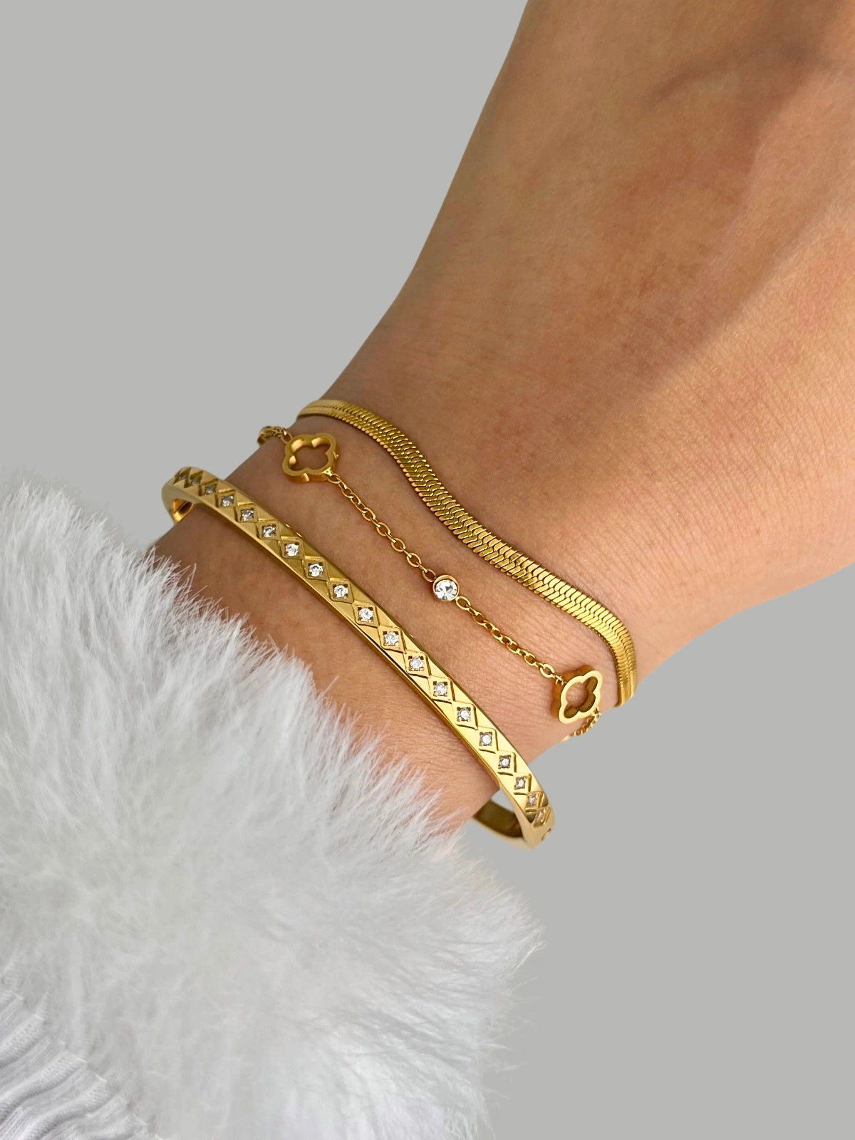 Trendy women’s accessory Lunara Clover Bangle in luxury box