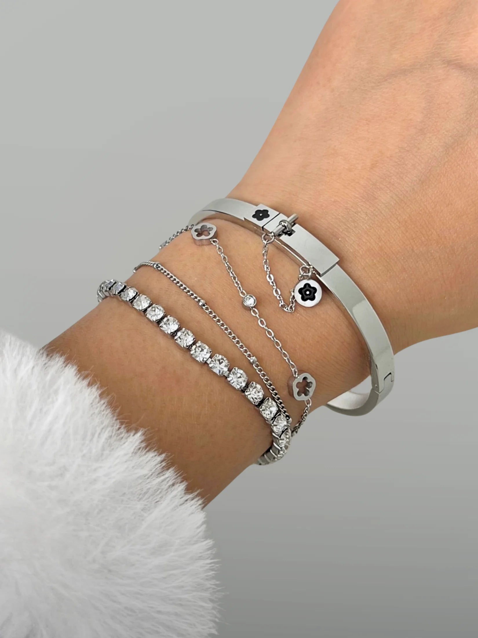 Velora Flower Bangle
