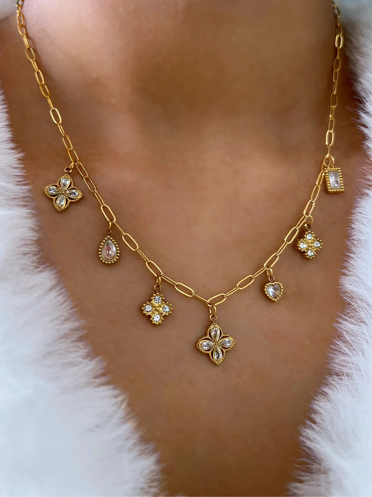 Delyra Clover Necklace worn around neck — 18K gold‑plated stainless steel with cubic zirconia by Shine With Me, chain length 40 cm + 5 cm, styled look.