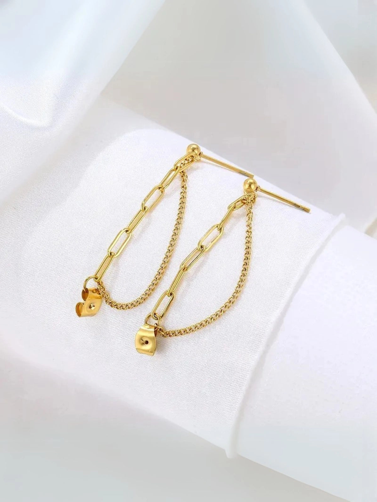 Close‑up of Lyra Chain Earrings by Shine With Me showing 18K gold‑plated finish, fine chain link and elegant craftsmanship.