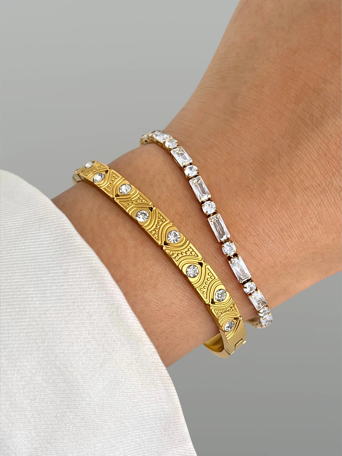 Sansa Bracelet set worn on model — gold-plated stainless steel matching jewellery by Shine With Me, modern elegance.